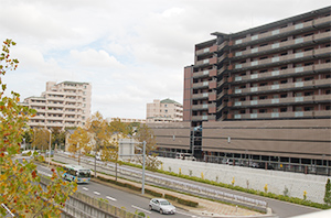 つくば駅前の南大通と新築マンション