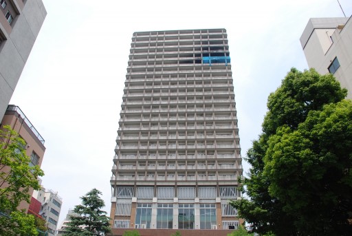 西神田コスモス館公園から火災発生階（ブルーシート）